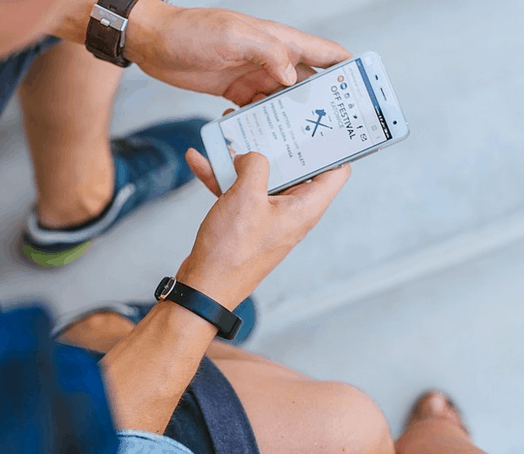 A person who saved money on a cell phone.